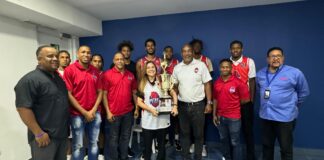 Club de Villa Francisca entrega trofeo de campeonato a Carolina Mejía
