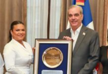 Presidente Abinader recibe delegación de Adompretur en su despacho presidencial