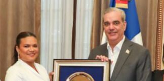 Presidente Abinader recibe delegación de Adompretur en su despacho presidencial