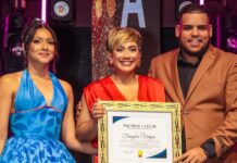 Danylsa Vargas recibe reconocimiento a la trayectoria en Premios La Flor