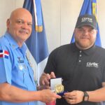 Director General del CESAC reconoce al piloto Angel Helena, presidente de CAVOKFLY, por su aporte a la aviación dominicana