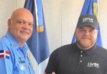 Director General del CESAC reconoce al piloto Angel Helena, presidente de CAVOKFLY, por su aporte a la aviación dominicana