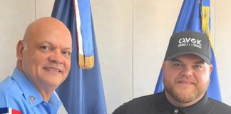 Director General del CESAC reconoce al piloto Angel Helena, presidente de CAVOKFLY, por su aporte a la aviación dominicana