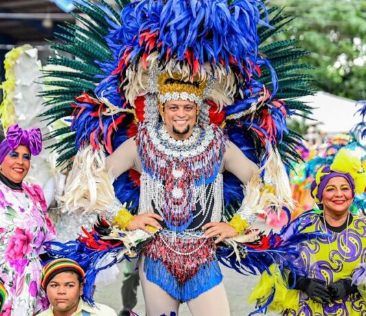 Carnaval de Santiago inicia con un derroche de colorido y lleno de innovaciones