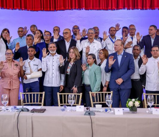 Luis Miguel De Camps formaliza la Mesa de los 5 Pilares en Santiago con énfasis en convivencia y armonía escolar