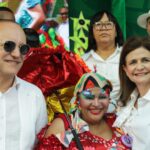 Raquel Peña encabeza junto al Alcalde Ulises Rodríguez la segunda salida del Carnaval de Santiago