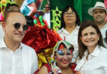 Raquel Peña encabeza junto al Alcalde Ulises Rodríguez la segunda salida del Carnaval de Santiago