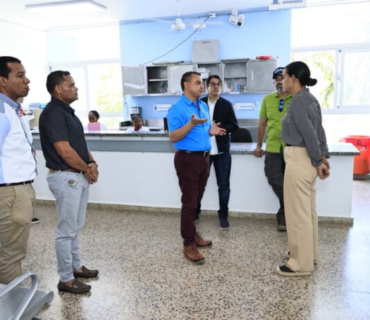 *Dr. Julio Landrón supervisa labores de limpieza en Centro de Atención Primaria La Yagua en Gaspar Hernández*