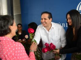 *Víctor Atallah destaca el rol fundamental de la mujer en el sector salud y el desarrollo del país*