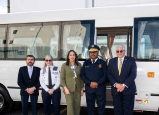 Banreservas dona minibús al Cuerpo de Bomberos del Distrito Nacional