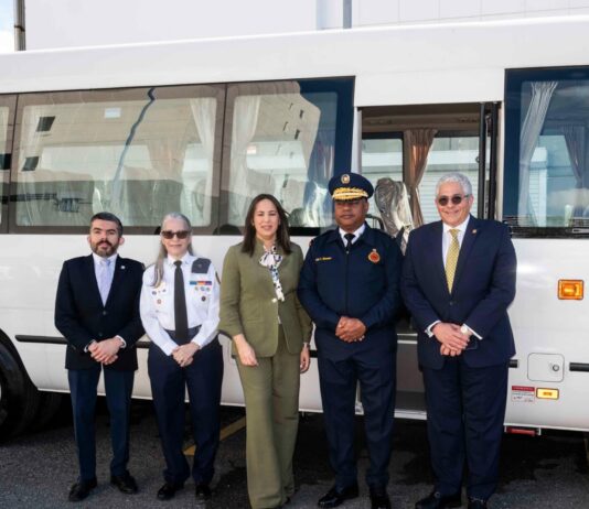 Banreservas dona minibús al Cuerpo de Bomberos del Distrito Nacional