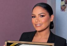 Walddy Lina Polanco es reconocida con el Micrófono Dorado en Bogotá, Colombia