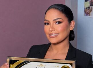 Walddy Lina Polanco es reconocida con el Micrófono Dorado en Bogotá, Colombia