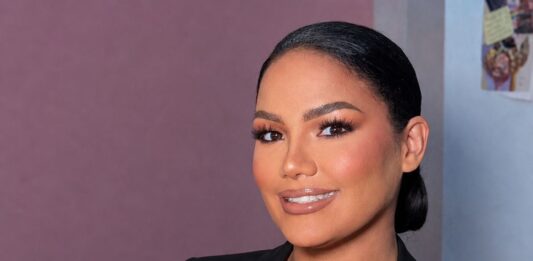 Walddy Lina Polanco es reconocida con el Micrófono Dorado en Bogotá, Colombia