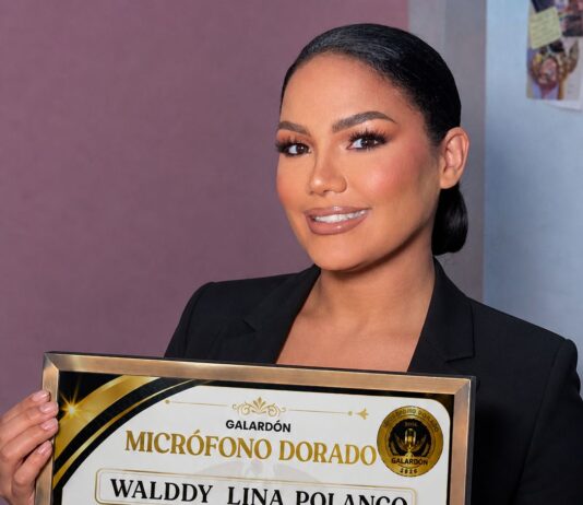Walddy Lina Polanco es reconocida con el Micrófono Dorado en Bogotá, Colombia