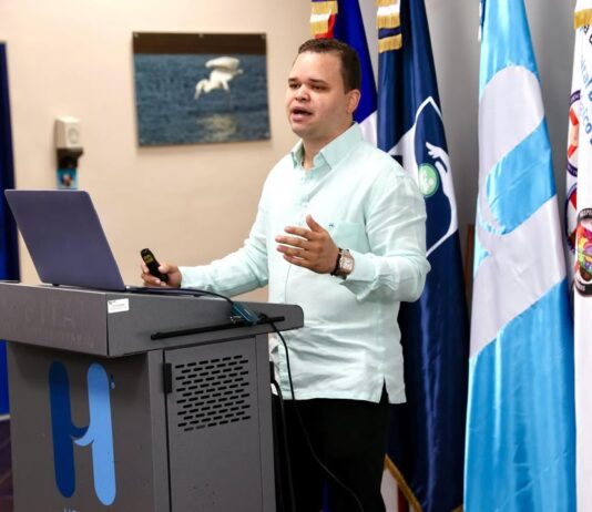 Dr. Julio E. Landrón Jr. presenta tesis para optar por especialidad en Ortopedia y Traumatología