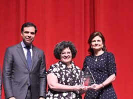 Raquel Peña y Roberto Ángel Salcedo reconocen madres en homenaje al centenario del ‘Himno a las Madres’