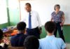 Milton Morrison imparte clases de educación vial a estudiantes de 6to de bachillerato