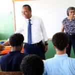 Milton Morrison imparte clases de educación vial a estudiantes de 6to de bachillerato