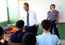 Milton Morrison imparte clases de educación vial a estudiantes de 6to de bachillerato
