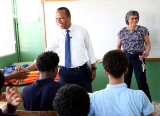 Milton Morrison imparte clases de educación vial a estudiantes de 6to de bachillerato