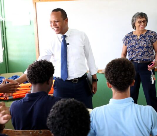Milton Morrison imparte clases de educación vial a estudiantes de 6to de bachillerato