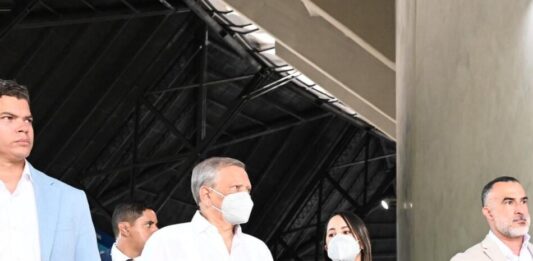 Dr. Leonardo Aguilera supervisa avances de remodelación de la Arena Banreservas Virgilio Travieso Soto