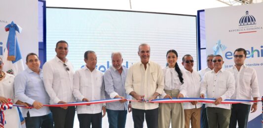 Presidente Abinader inaugura carretera Cruce Los Quemados para el desarrollo de cientos de familias y productores agrícolas de Santiago Rodríguez