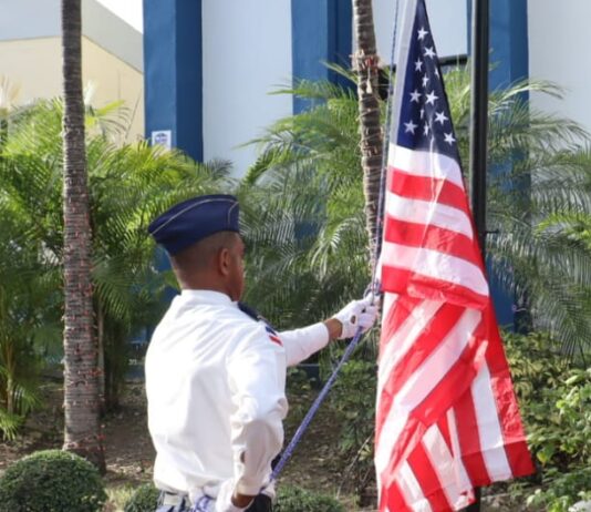 Alcaldía de Santo Domingo Oeste realiza acto de izamiento de la Bandera de Estados Unidos en el día de su independencia