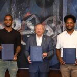 Presidente ejecutivo de Banreservas, Leonardo Aguilera, firma un acuerdo con los baloncestistas Jean Montero y Andrés Feliz, como embajadores de la marca ante el mundo.