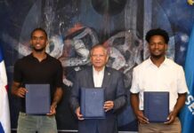 Presidente ejecutivo de Banreservas, Leonardo Aguilera, firma un acuerdo con los baloncestistas Jean Montero y Andrés Feliz, como embajadores de la marca ante el mundo.