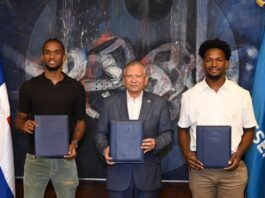 Presidente ejecutivo de Banreservas, Leonardo Aguilera, firma un acuerdo con los baloncestistas Jean Montero y Andrés Feliz, como embajadores de la marca ante el mundo.