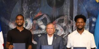Presidente ejecutivo de Banreservas, Leonardo Aguilera, firma un acuerdo con los baloncestistas Jean Montero y Andrés Feliz, como embajadores de la marca ante el mundo.