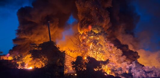 Incendio de gran magnitud moviliza amplio operativo de respuesta en Villa Linda