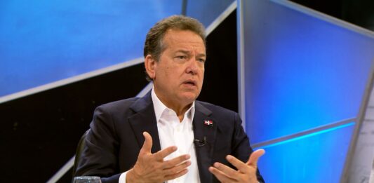 Ministro Ito Bisonó destaca avances de la política habitacional y anuncia nuevas entregas de viviendas