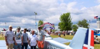 RD fortalece posicionamiento como referente en aviación y ensamblaje de aeronaves en feria de Oshkosh, EE.UU