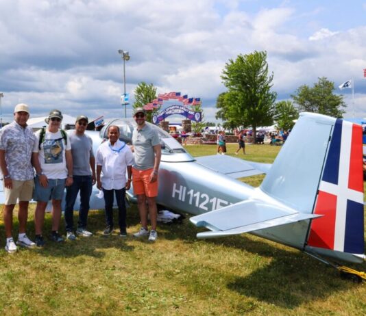 RD fortalece posicionamiento como referente en aviación y ensamblaje de aeronaves en feria de Oshkosh, EE.UU