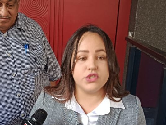 Administradora judicial toma control de plaza en Santiago en medio de denuncias por desalojos