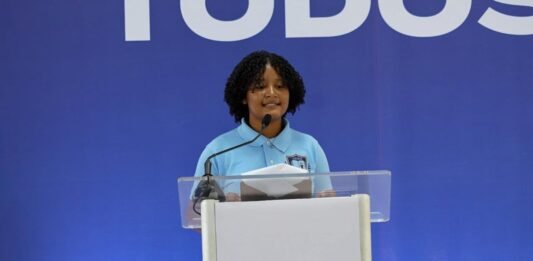 Estudiante de quinto grado invita a niños dominicanos a aprovechar cada día de clases